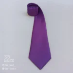 جزییات کراوات ساده ساتن مجلسی، کراوات رسمی به رنگ بنفش، دوخته شده با دست