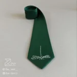 جزییات کراوات مجلسی ساتن، کراوات رسمی به رنگ سبز و با طرح سنجاقک، گلدوزی‌شده با دست
