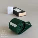 جزییات پشت کراوات رسمی ساتن به رنگ سبز با تگ برند زی