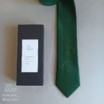 جزییات کراوات ساتن مجلسی، کراوات خاص سنتی به رنگ سبز و با طرح گل، گلدوزی‌شده با دست