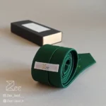 جزییات پشت کراوات ساتن یونیسکس به رنگ سبز با تگ برند زی