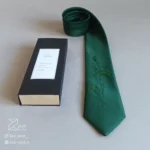 جزییات کراوات ساتن مجلسی، کراوات خاص سنتی به رنگ سبز و با طرح گل، گلدوزی‌شده با دست