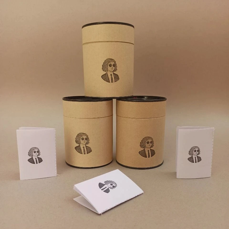 بستهبندی کراوات لینن و کتان، یک جعبه استوانهای با درب فلزی برای نگهداری کراوات هرچه بهتر