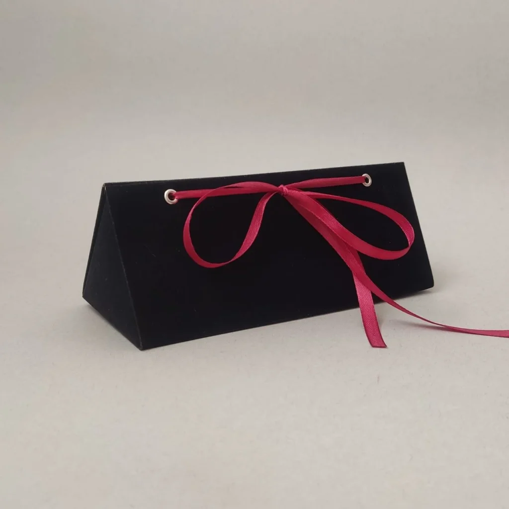 بستهبندی کراوات هدیه ساتن، یک جعبه منشور مثلثی برای نگهداری کراوات ساتن