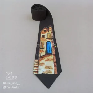 جزییات کراوات هنری چاپ شده لینن به رنگ مشکی و با طرح یک خانه کلاسیک آجری، چاپ شده روی پارچه لینن