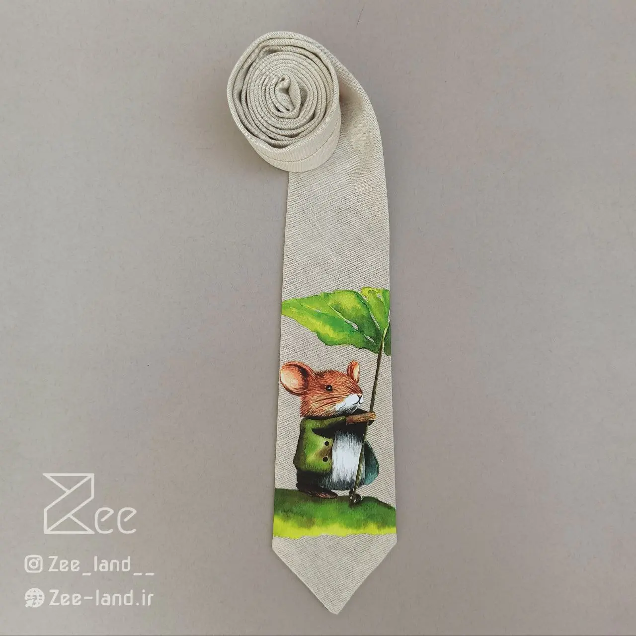 موش1 کراوات خاص فانتزی لینن یونیسکس به رنگ کرمی و با طرح یک موش که یک برگ در دست دارد، چاپ شده