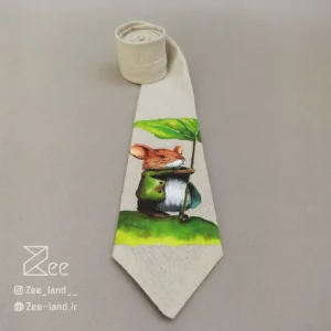 جزییات کراوات خاص فانتزی لینن یونیسکس به رنگ کرمی و با طرح یک موش که یک برگ در دست دارد، چاپ شده