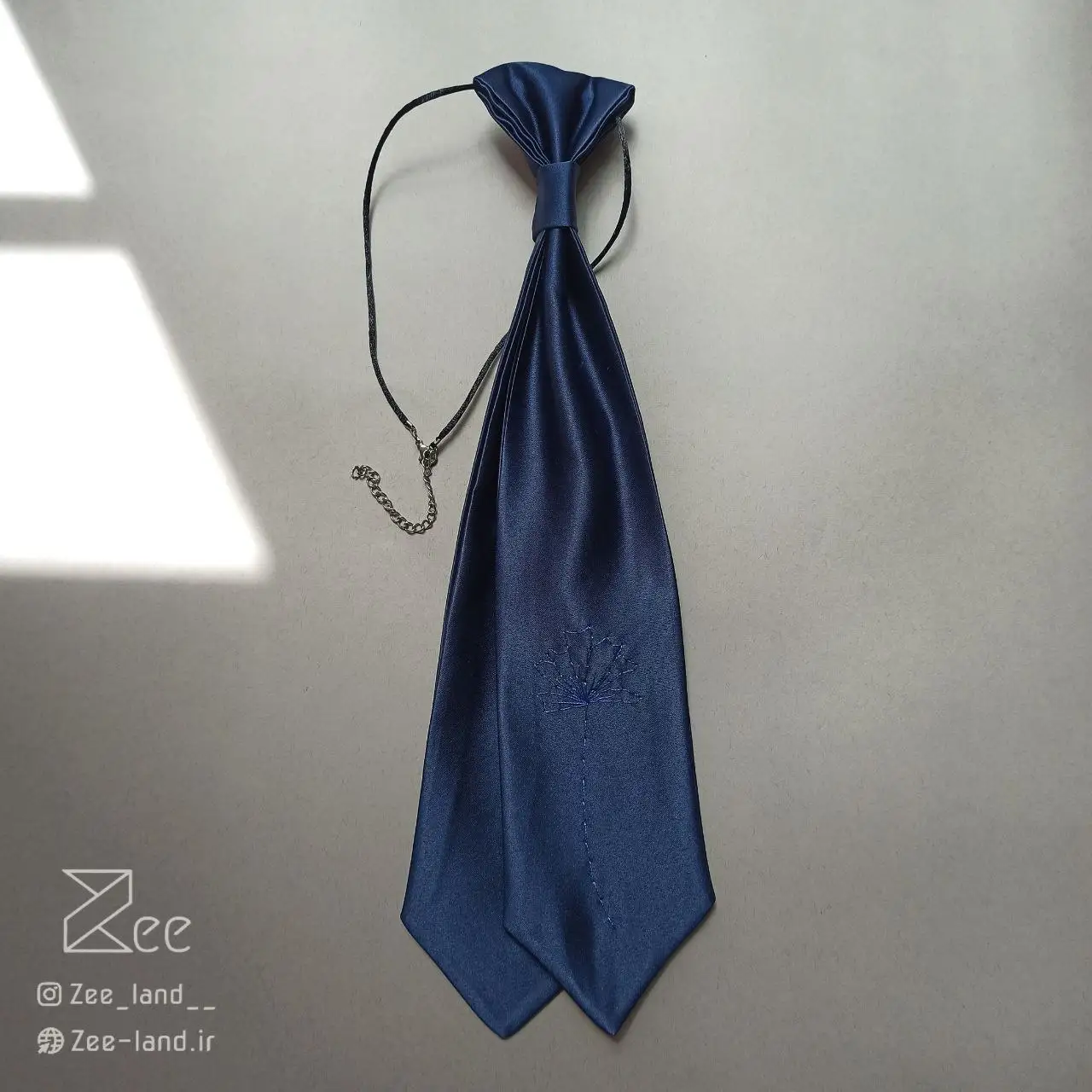 آرام 1 کراوات زنانه مجلسی ساتن، کراوات رسمی گره آماده به رنگ سورمهای و با طرح یک شاخه گل، گلدوزیشده با دست