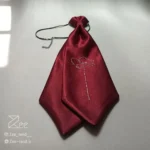 جزئیات کراوات زنانه مجلسی ساتن، کراوات رسمی گره آماده به رنگ زرشکی چری با طرح گل شقایق گلدوزیشده با دست