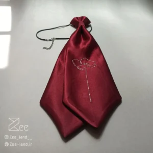 جزئیات کراوات زنانه مجلسی ساتن، کراوات رسمی گره آماده به رنگ زرشکی چری با طرح گل شقایق گلدوزی‌شده با دست