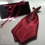 پشت کراوات زنانه مجلسی ساتن، کراوات رسمی گره آماده به رنگ زرشکی چری با طرح گل شقایق گلدوزیشده با دست