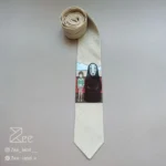 کراوات شهر اشباح از جنس لینن یونیسکس به رنگ کرمی و با طرح چیهیرو و نوفیس شخصیت های انیمه شهر اشباح، چاپ شده