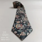 جزئیات کراوات مخمل خیال با زمینه ی سبز تیره و طرح بوته های سنتی کرمی، کراوات مخمل دستدوز