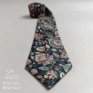 جزئیات کراوات مخمل خیال با زمینه ی سبز تیره و طرح بوته های سنتی کرمی، کراوات مخمل دست‌دوز