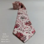 جزئیات کراوات مخمل دیبا با زمینه ی کرمی روشن و طرح گل های ریز زرشکی و سبز، کراوات مخمل دستدوز