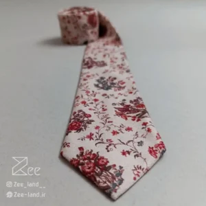 جزئیات کراوات مخمل دیبا با زمینه ی کرمی روشن و طرح گل های ریز زرشکی و سبز، کراوات مخمل دست‌دوز