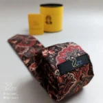 نمای پشت کراوات ایرانی رنج نقاش از جنس مخمل با طرح های اسلیمی ایرانی، کراوات مخمل دستدوز با تگ برند زی