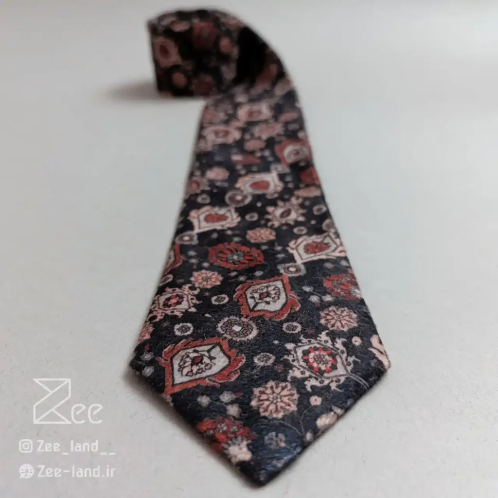جزئیات کراوات سنتی شبانگاه از جنس مخمل با طرح های کرمی و قهوه‌ای، کراوات مخمل دست‌دوز