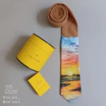 کراوات فانتزی غروب 2 کراوات لینن با طرح هنری منظره غروب، دست‌دوز با جعبه فلزی کراوات و دفترچه راهنما