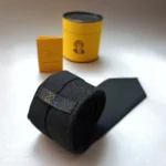 کراوات خاص میو 3 دستدوز از جنس لینن مشکی، از نمای پشت با تگ برند زی مناسب استایل کژوال، هنری و استریتاستایل با جعبه کراوات و دفترچه راهنما